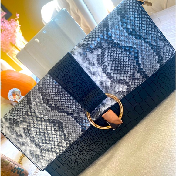 BRAND NEW CLUTCH OR CROSSBODY Imitation bag! Never been used! So Classy! - Picture 2 of 10